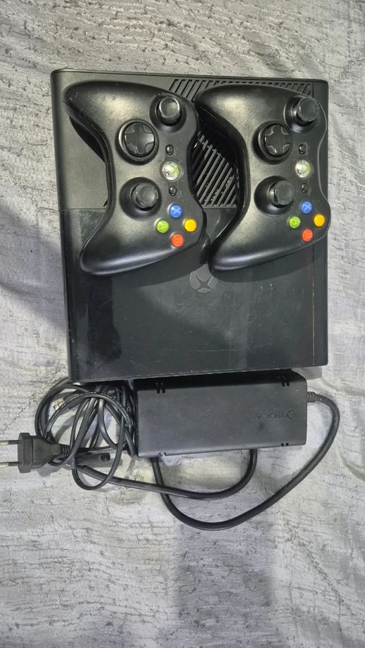 Xbox 360 Super Slim + 2 Controles