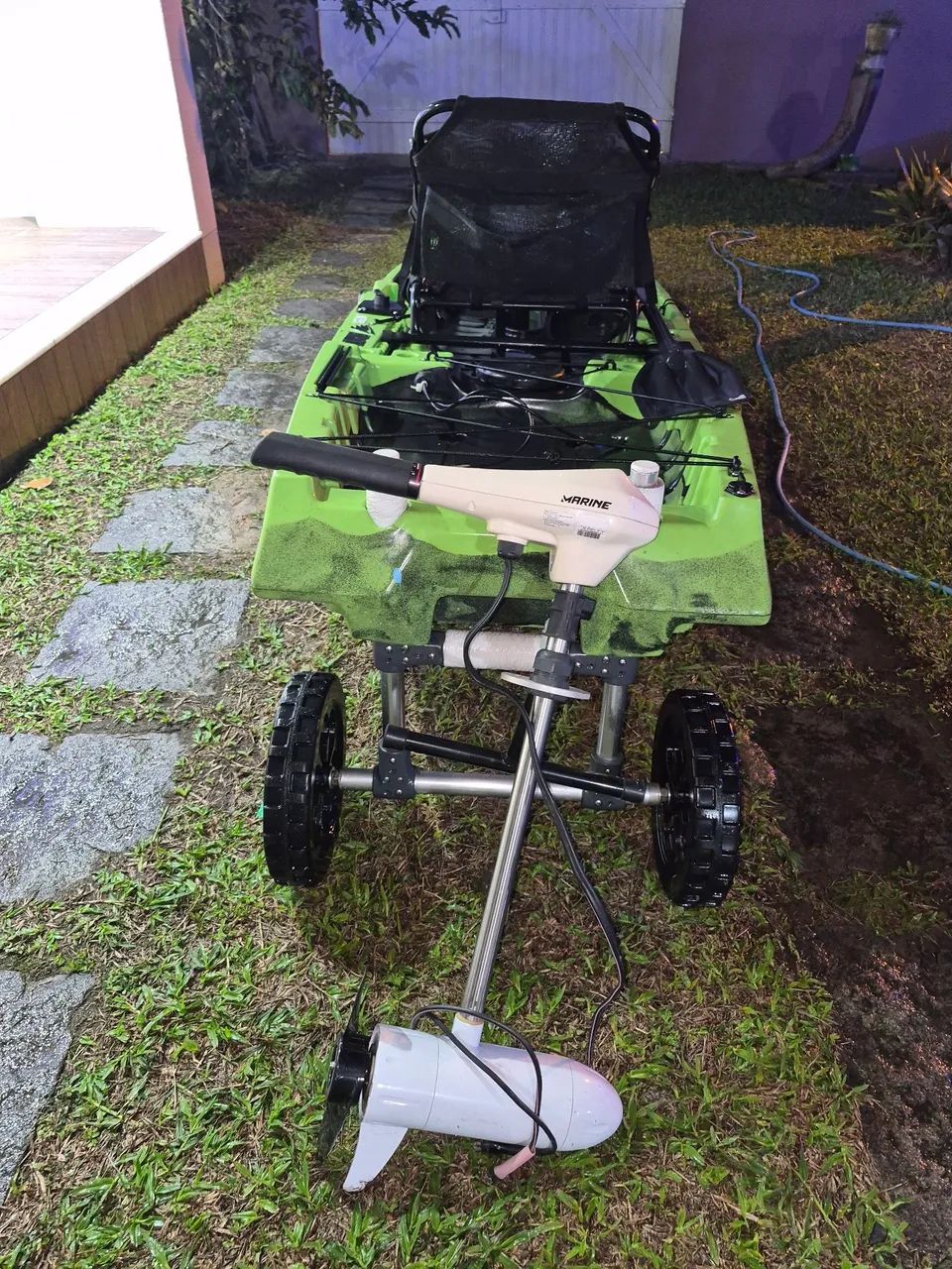 Vendo kayak novissimo com motor, cadeira e remo  - Foto 3