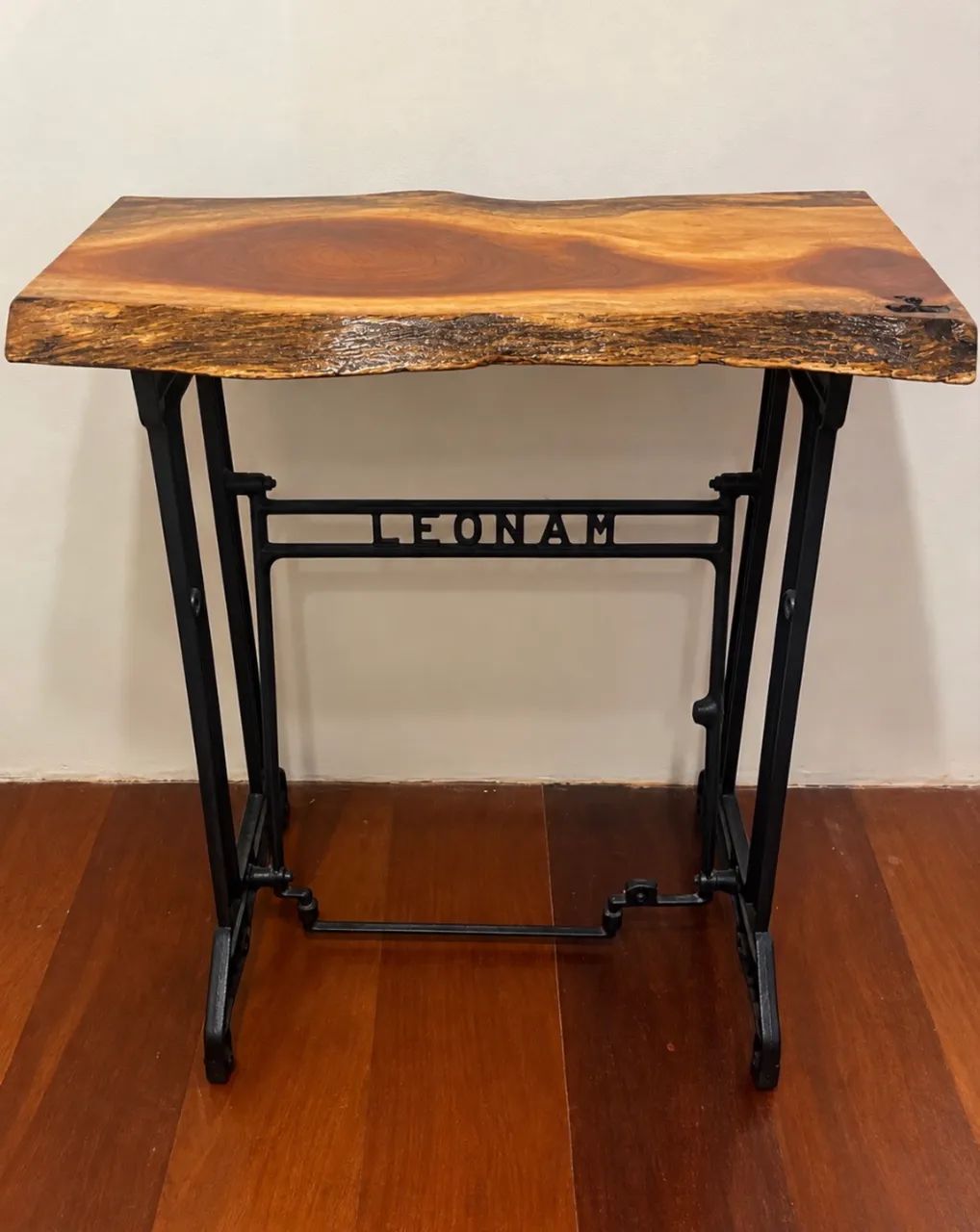 Mesa Vintage em Madeira Maciça com Base de Ferro Fundido - Altamente Versátil