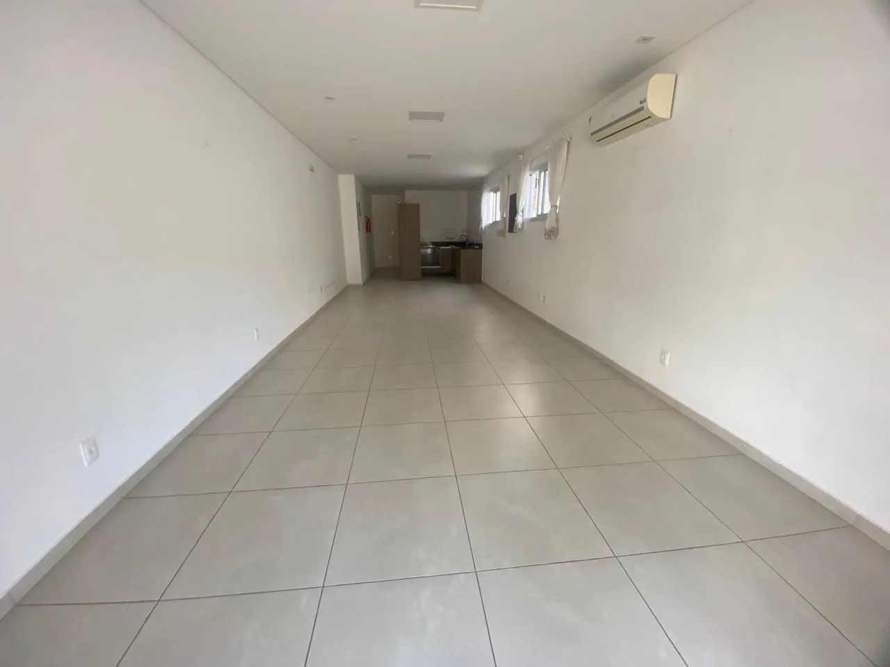 Ótima sala comercial para locação no bairro Córrego Grande! - Foto 4