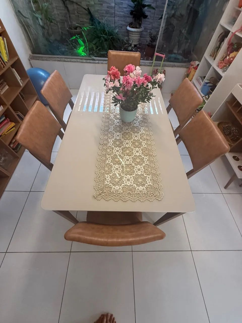 Mesa 6 Lugares Tampo de Vidro com cadeiras