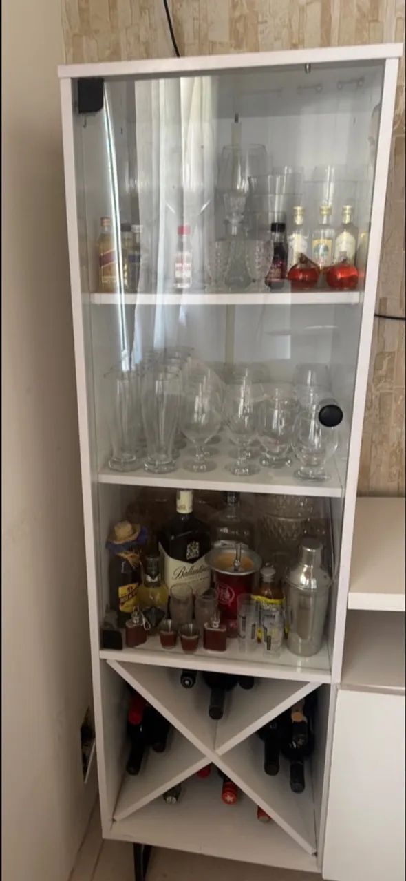 Vendo rack com cristaleira  