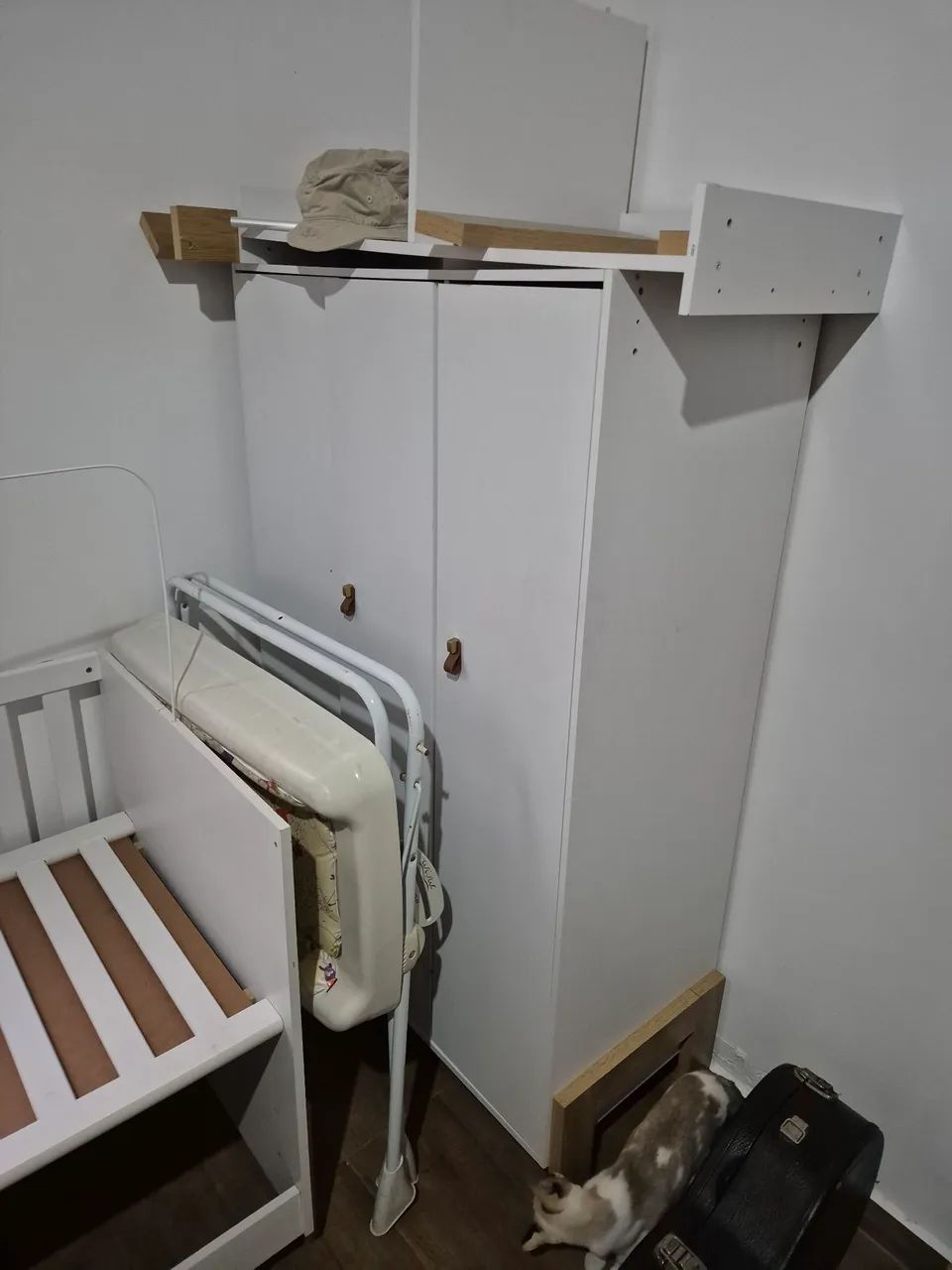 Berço de bebê, de madeira e armário para bebê  - Foto 5