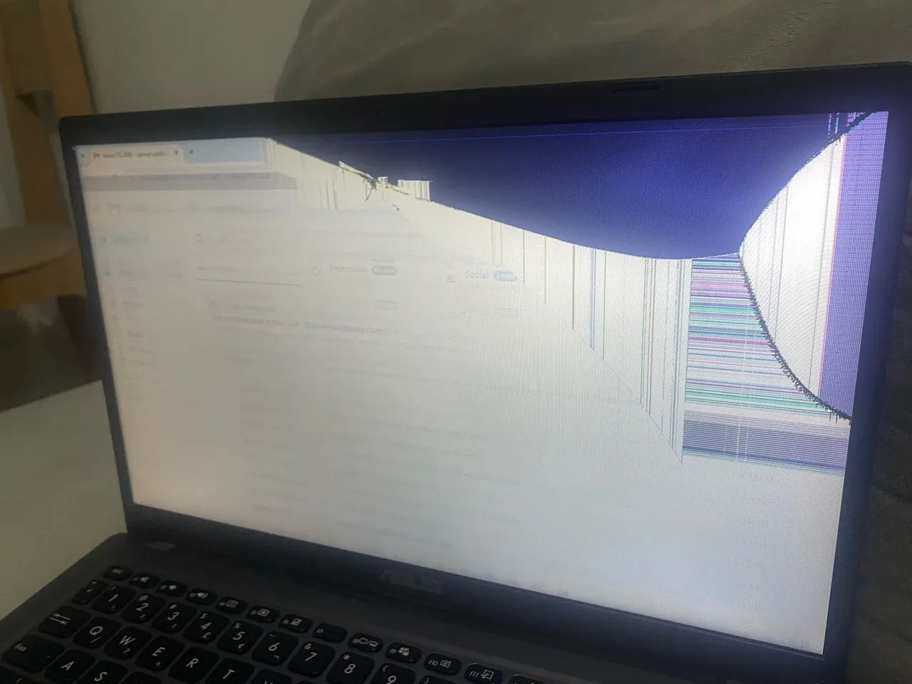 Notebook ASUS - Tela trincada - Foto 4