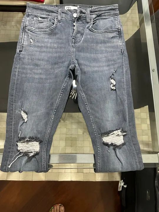 Calça Jeans Zara masculina slim feet com rasgos- Cinza - Tamanho 38