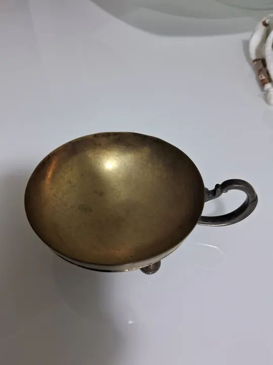 Taça de chá em metal antigo