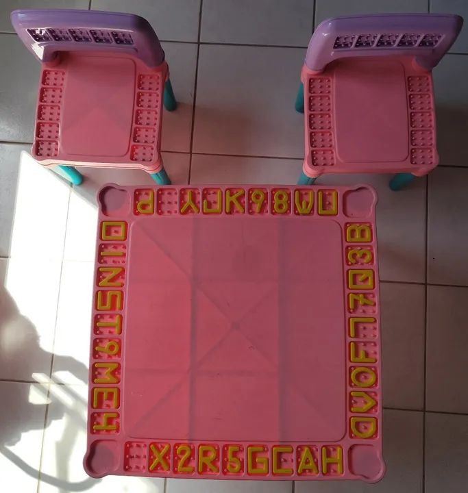 CONJUNTO MESA DE LETRINHAS C/ 2 CADEIRAS