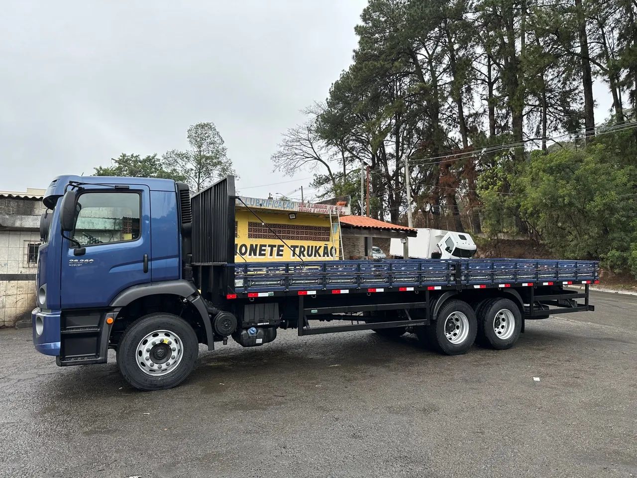 Vw 26260 2024 6x2 truck carroceria 22.000km pneus novos  - Foto 2