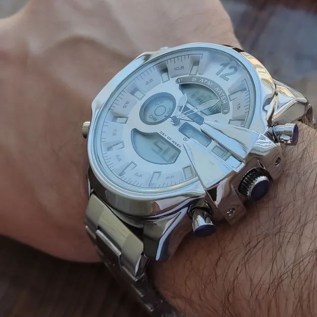 Relógio Prateado Fundo Branco Kat Wach - Foto 5