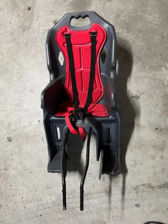 Cadeirinha traseira Polisport Dusky FF V29 Preta e Vermelha - Usada mas em ótim - Foto 6