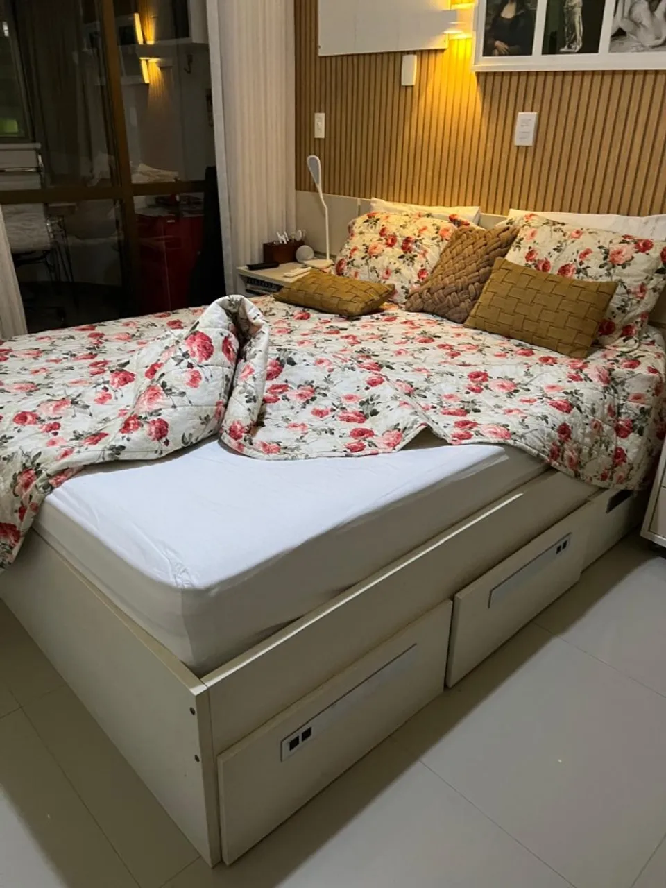 cama queen em perfeito em estado com gavetas