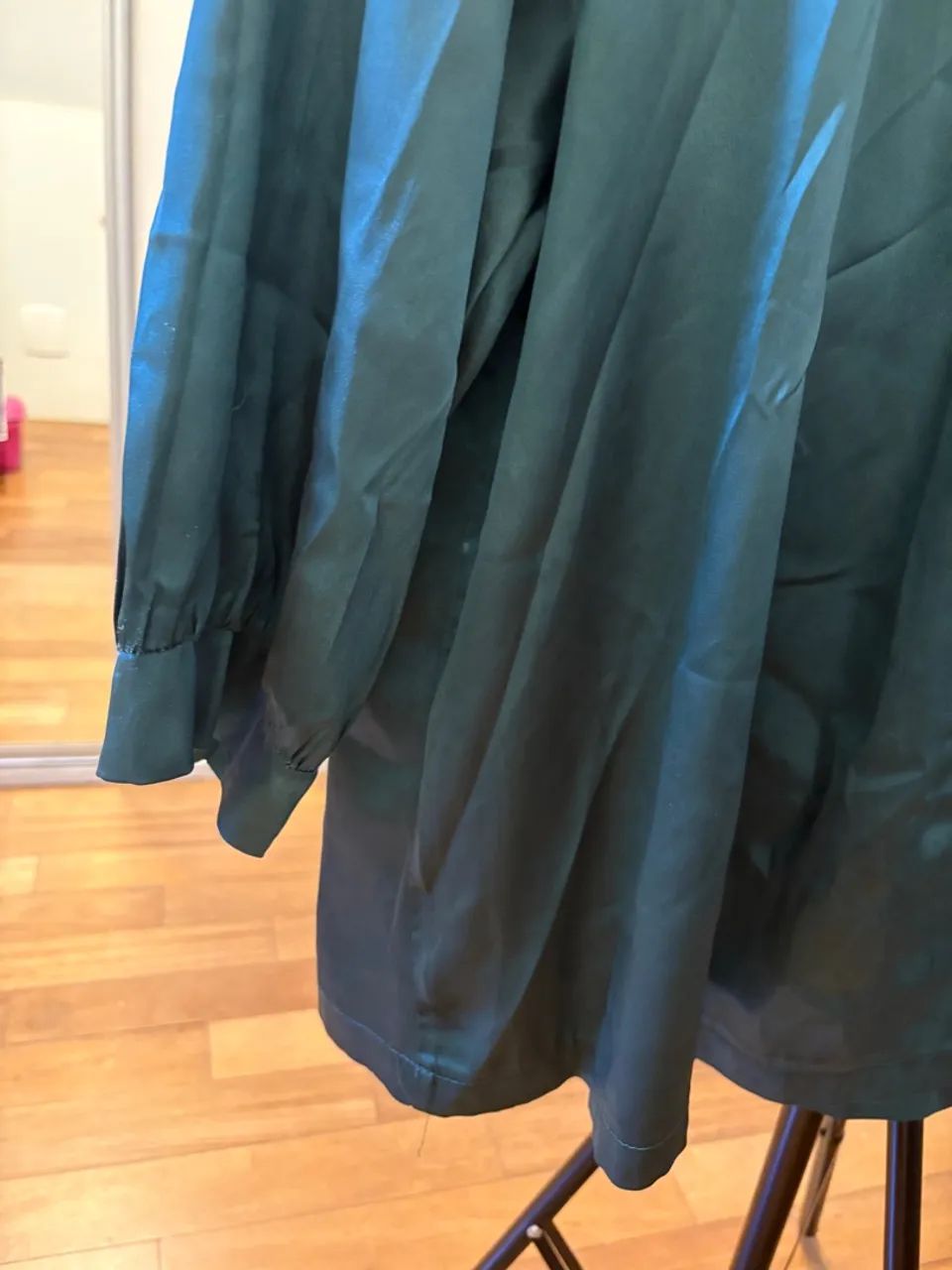 Blusa verde em cetim, tamanho M - Foto 3