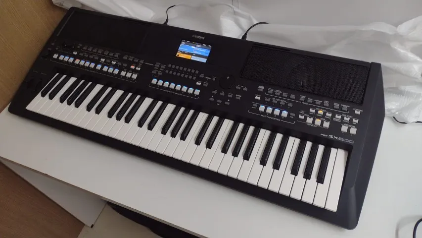 Teclado Yamaha PSR SX600 - Novo