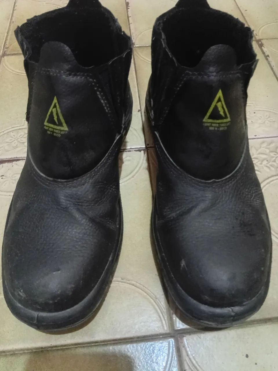 Selling a semi-new steel-toe boot... size 4064303952261507122