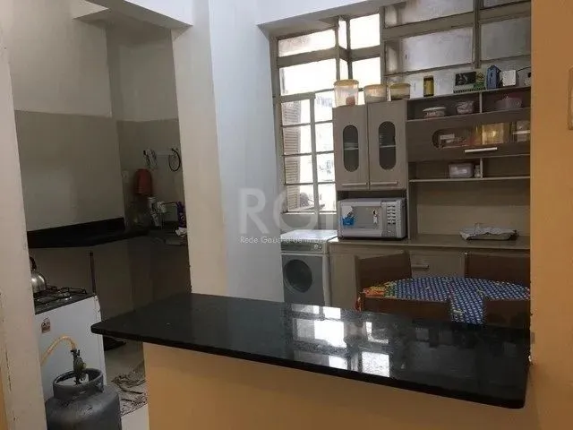 Apartamento 94 metros quadrados, localizado no centro de Porto Alegre, 3° andar com 3 dorm