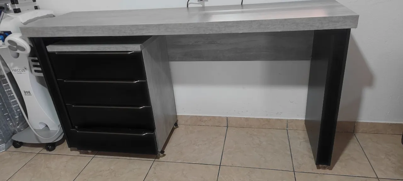 Rack de mesa com gavetas