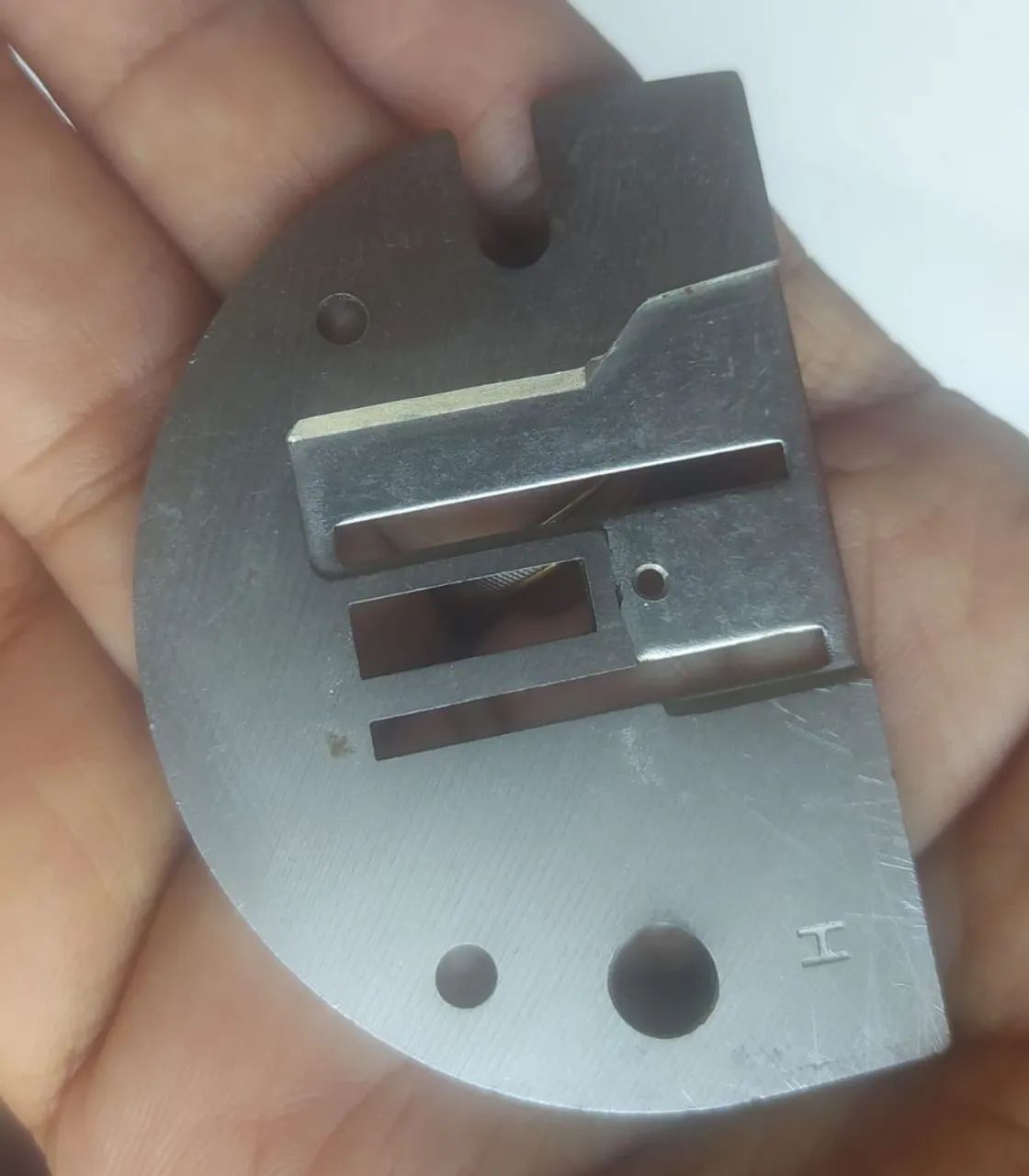 Peça para máquina de costura - Chapa Agulha Zig Zag Singer 240 242 247 248 288 872 875 974 - Foto 4