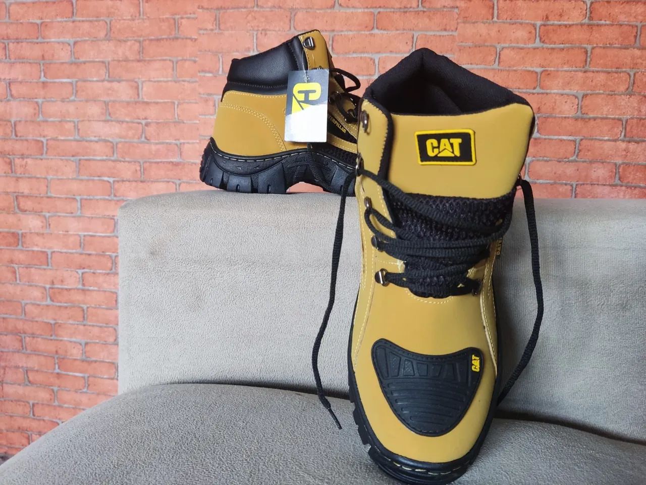 Bota Caterpillar Amarela - Conforto e Estilo! - Foto 2