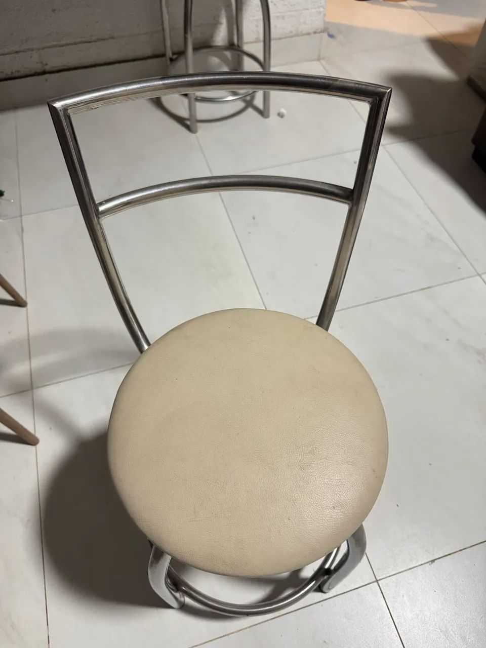 03 Banquetas de inox com estofado 