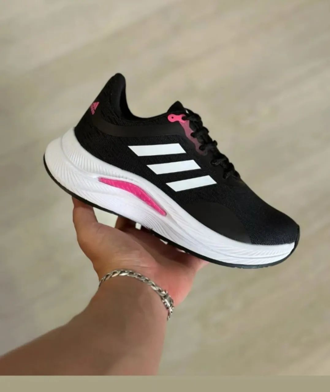 Tênis Adidas Feminino Preto com Detalhes Rosa
