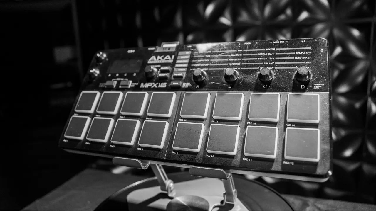 AKAI MPX 16