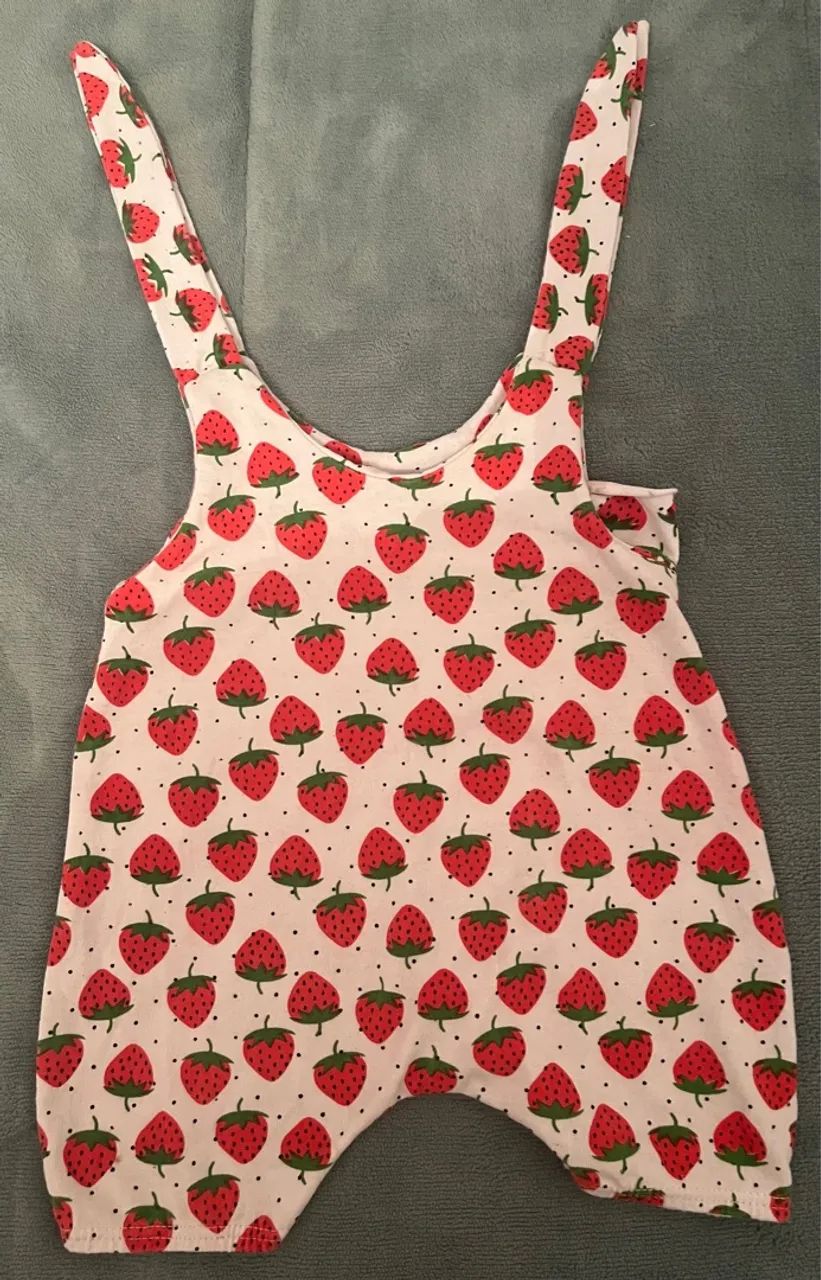 Macacão infantil de morango