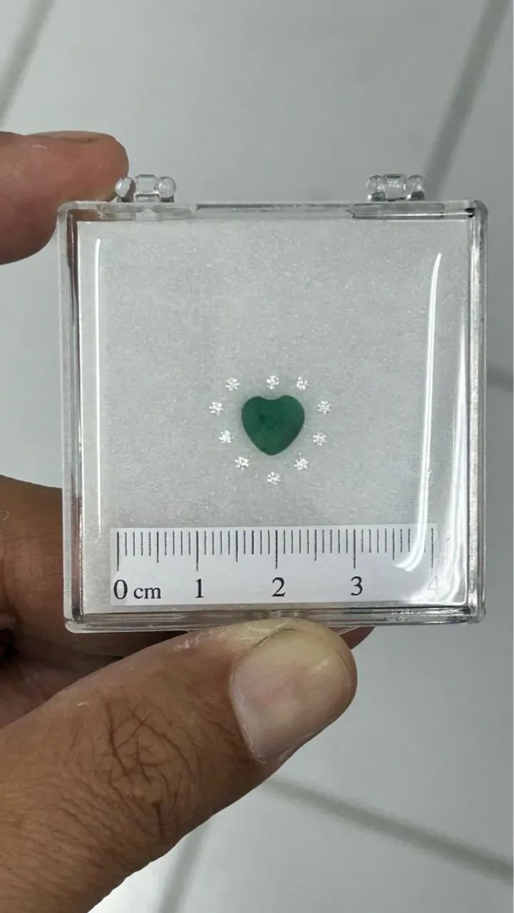 Esmeralda em formato de coração com diamante 