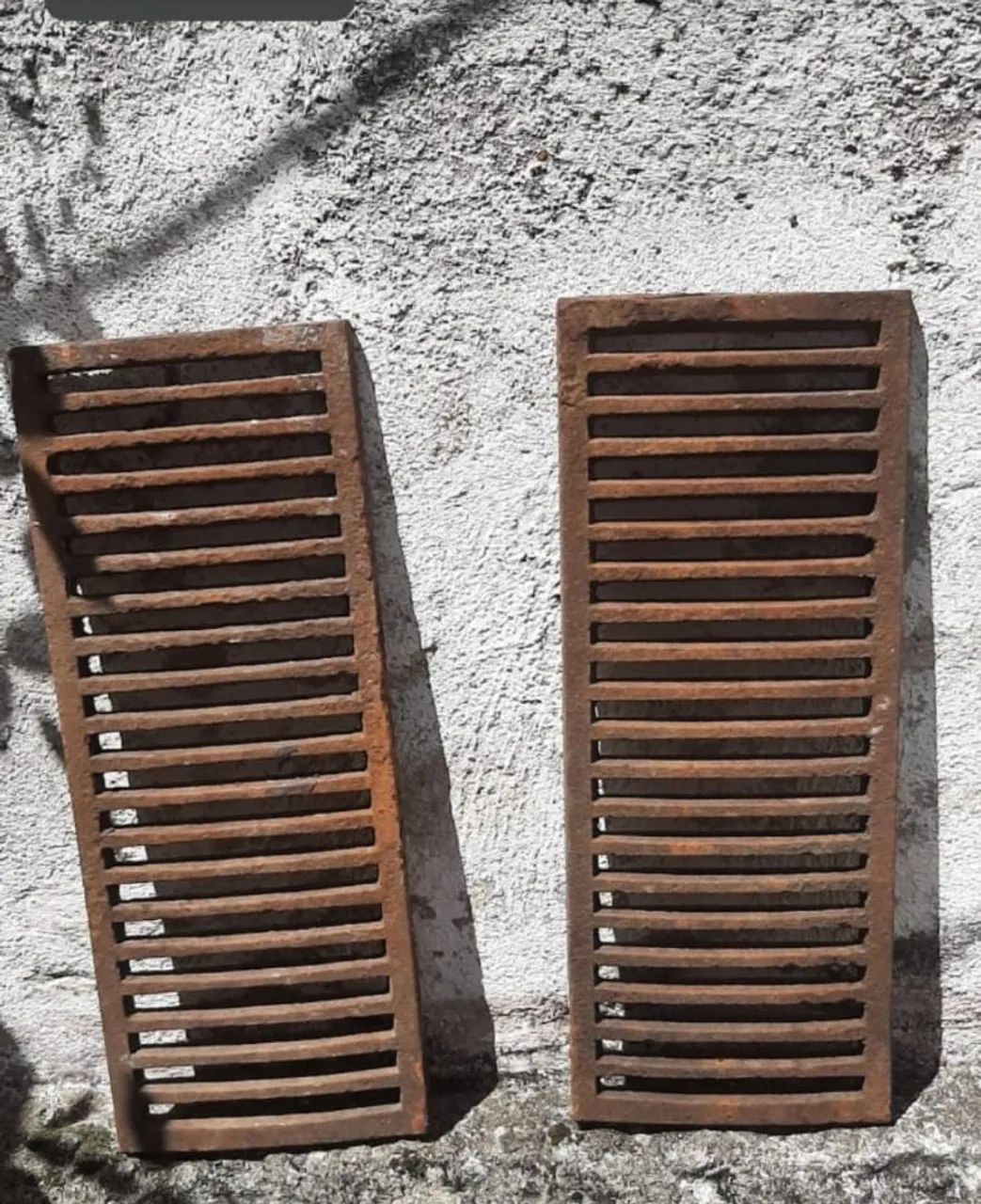 Duas grelhas de ferro maciço 64315291306242124