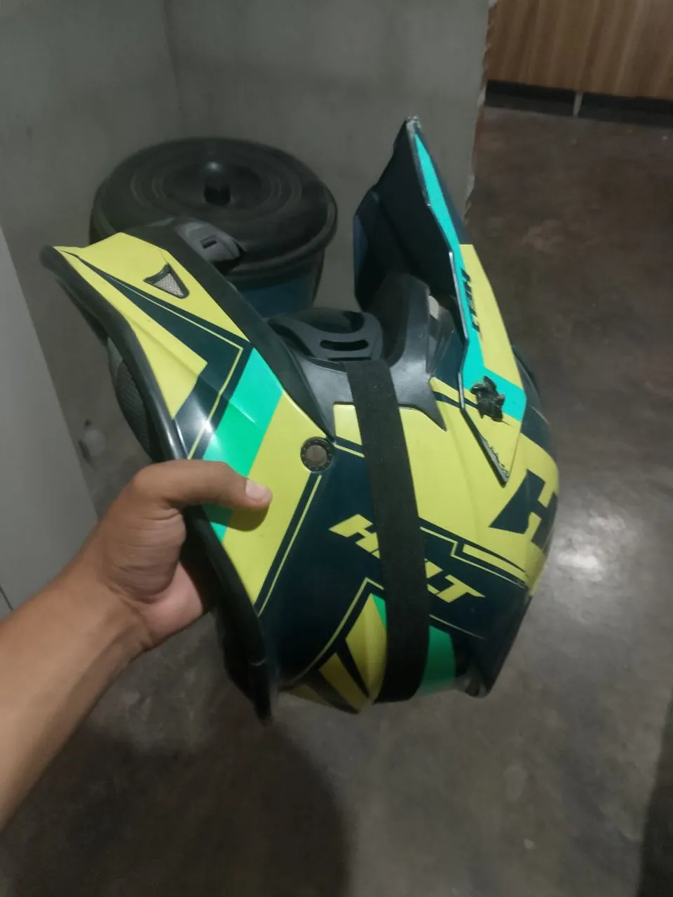 Capacete de Moto Amarelo e Verde