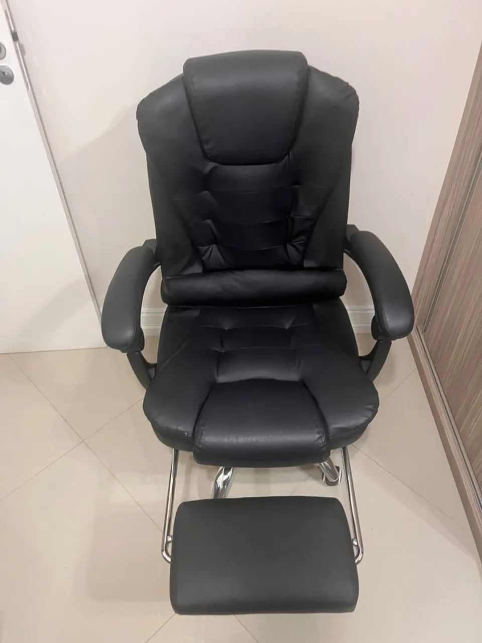Cadeira de Escritório Presidente com Apoio para os Pés - Couro Sintético - Preta  - Foto 3
