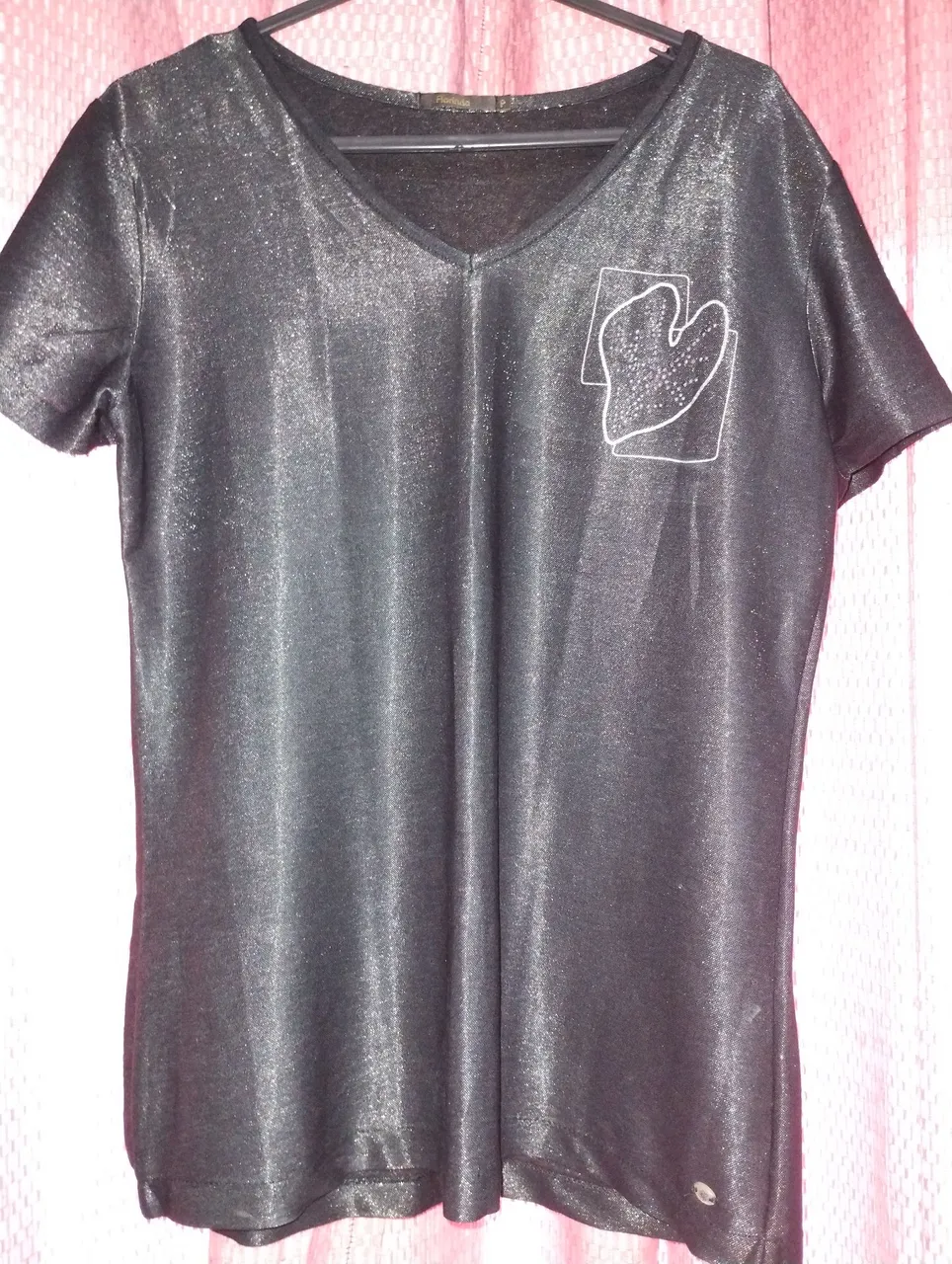 Camiseta preta com detalhe