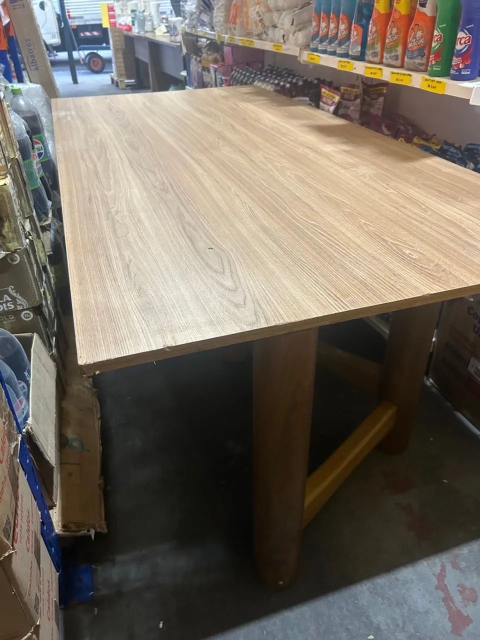 Mesa de madeira com design clássico - Foto 3