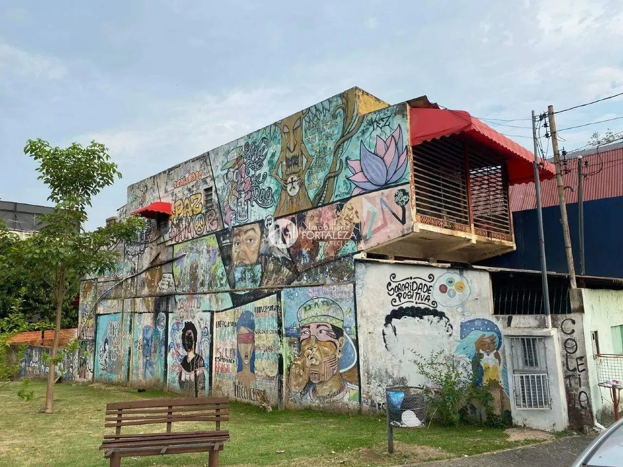 SOBRADO COM 1 SALA COMERCIAL E 2 QUARTOS - 105M²