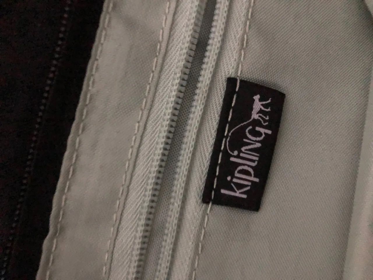 BOLSA KIPLING PRETA COM DIVISÓRIAS CABE IPAD  TABLET  - Foto 2