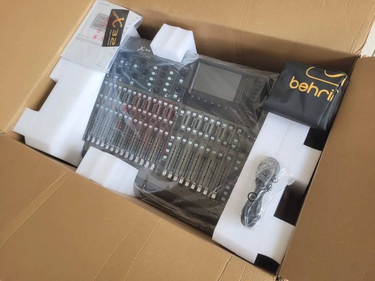 X32 Full Behringer na caixa