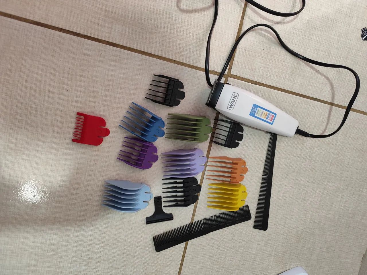 Máquina de cortar cabelo Wahl Clipper com pentes coloridos