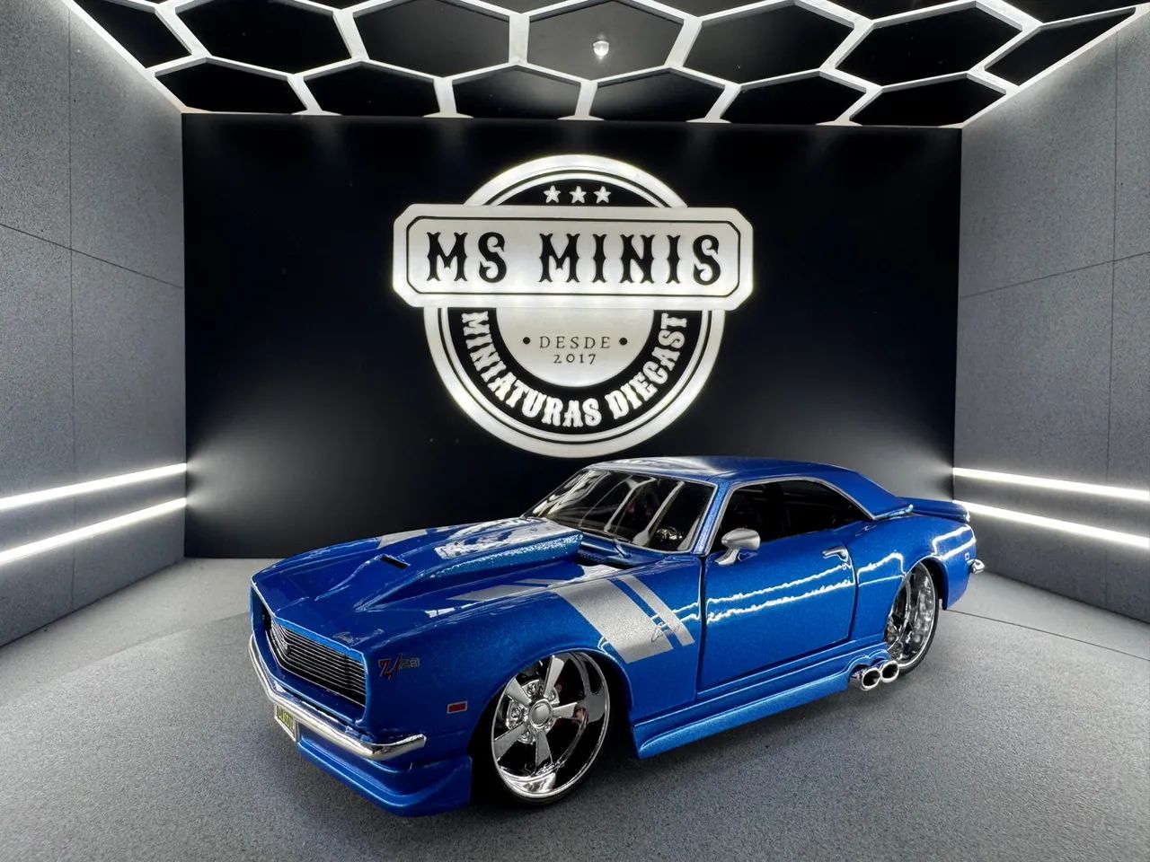 Miniatura Carro Clássico Camaro Z/28 escala 1/24 maisto