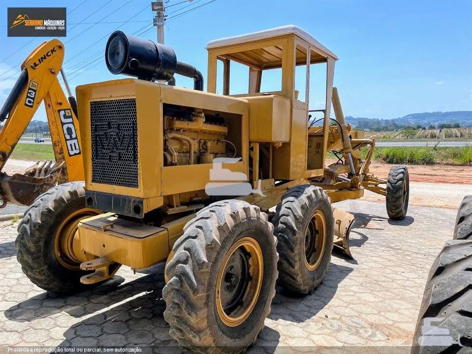 Aluga-se Máquina de Terraplanagem 