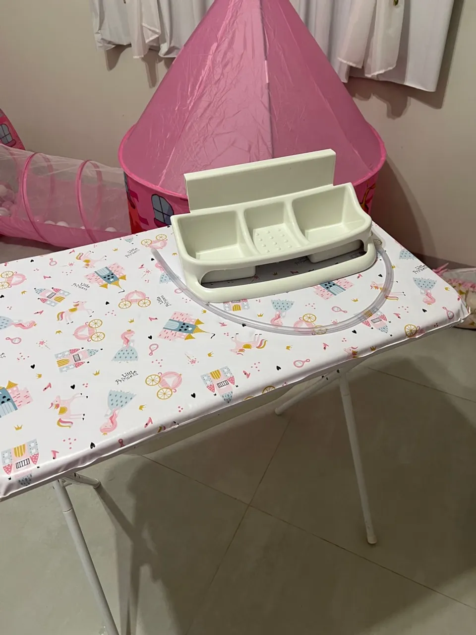 Trocador de Bebê com Banheira e Acessórios