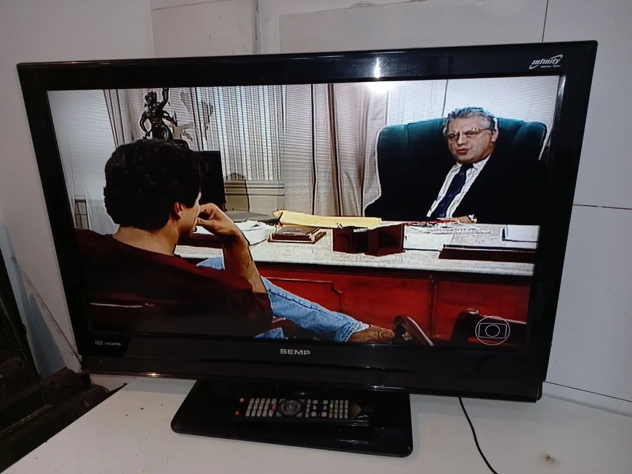 TV Semp Infinity 32 polegadas com controle remoto