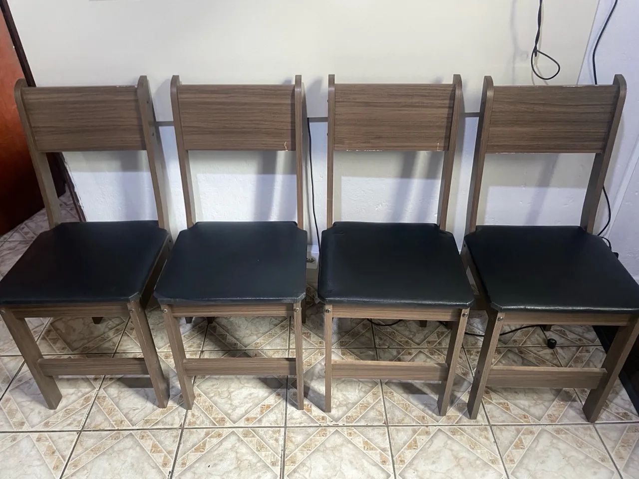 Mesa com 4 cadeiras entrego