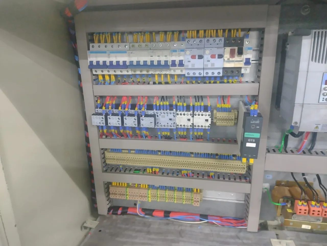 Manutenção de máquina e equipamentos. Reforma de extrusora e corte solda. 