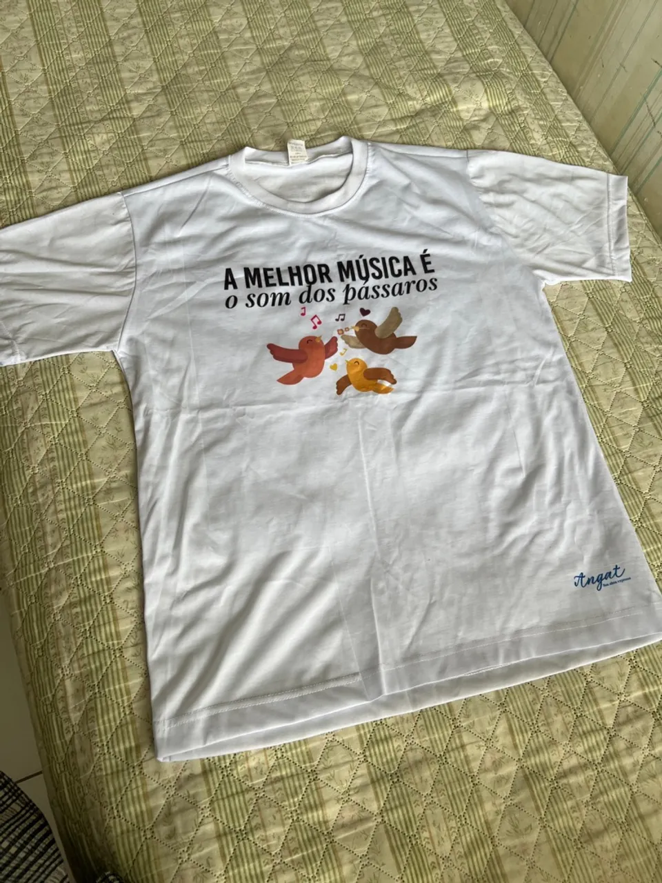 Camiseta Branca com Estampa - A Melhor Música é o Som dos Pássaros