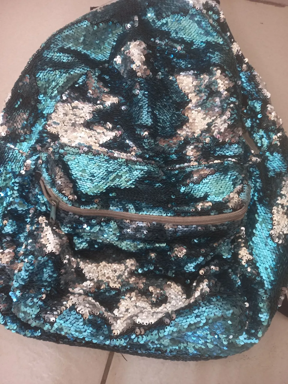 Mochila de Paetês Azul e Prata