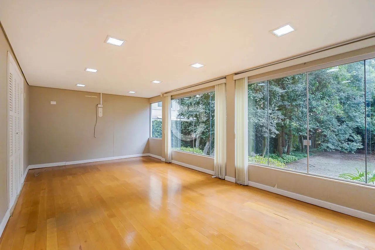 Casa comercial, com 720m² de área construída, 12 salas e estacionamento próprio.