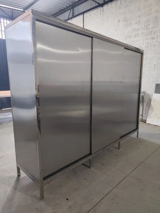 Armário de Aço Inox com Portas de Correr - Design Moderno e Funcional