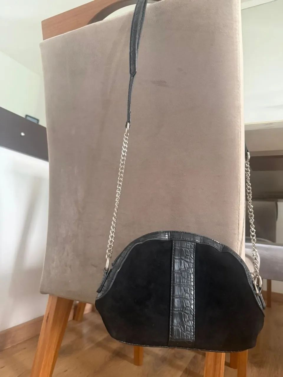 Bolsa Feminina Preta com Corrente | Bom Estado