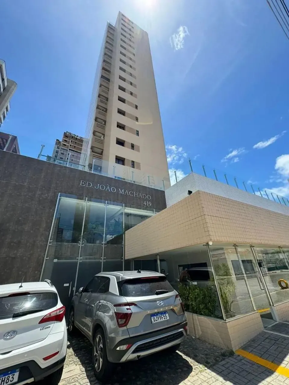 Apartamento à venda no Condomínio João Machado em Tirol. Reformado e semi mobiliado.