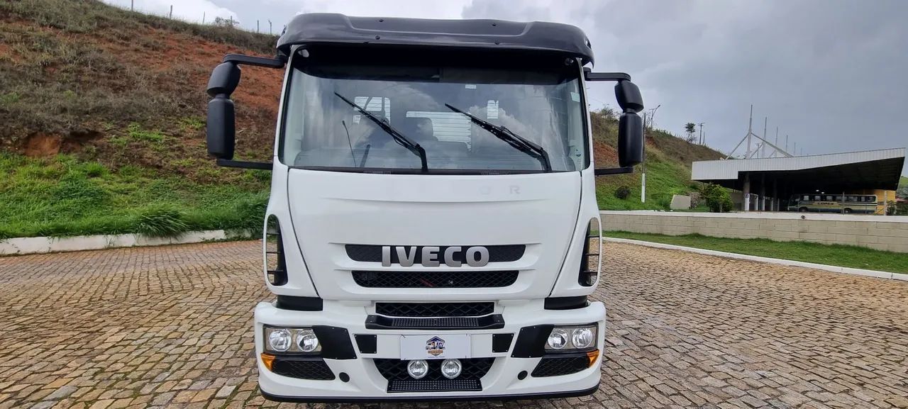 Caminhão Iveco Tector 240e25 6x2 ano 2010