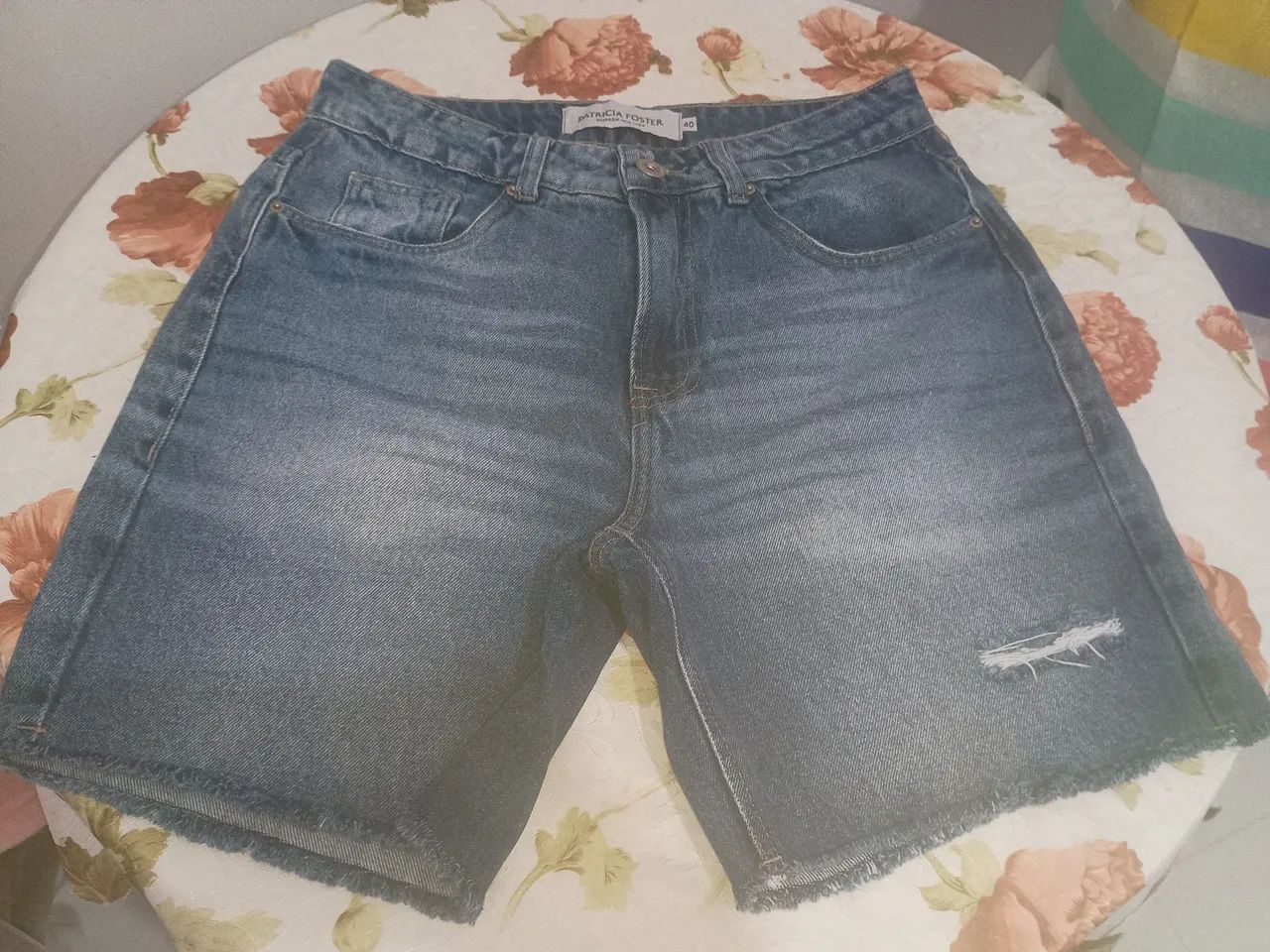 Bermuda, shorts jeans meia coxa.